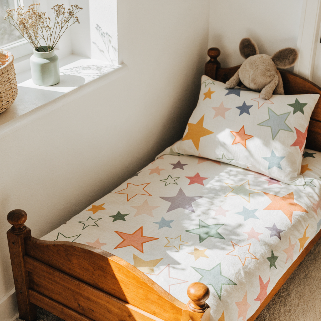 Lit d'enfant habillé d'une parure à motif étoiles